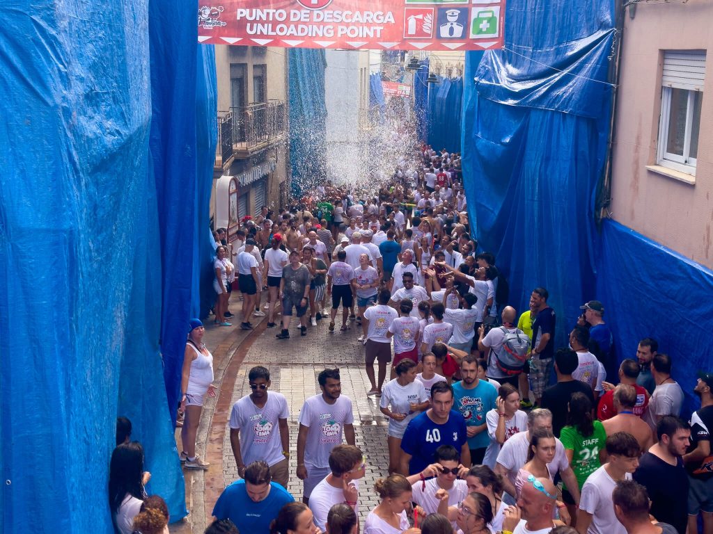 My Ultimate Guide to Surviving La Tomatina in Spain 4 spain tomato fight