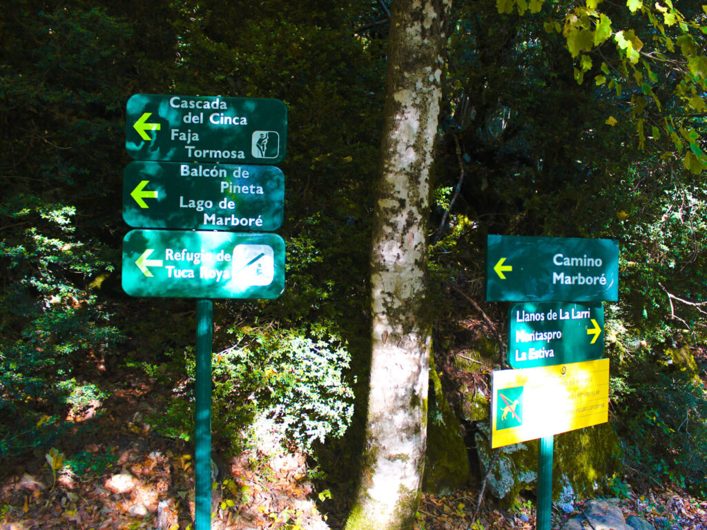 Pyrenees in Fall: An Ultimate 5-day Pyrenees Itinerary 24 Trail signs Llanos de Lalarri